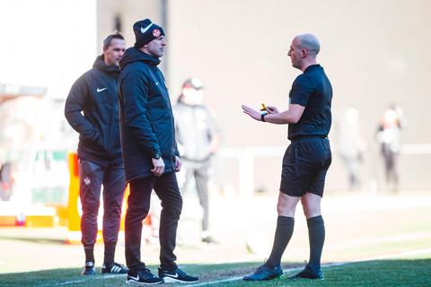 Redebedarf: Schiedsrichter Nicolas Winter (rechts) ermahnt Marco Antwerpen. Später sieht der FCK-Trainer die Gelbe Karte.  Foto: imago/Neis 