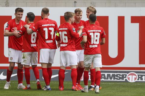Torjubel beim FCK nach dem 2:1 durch Daniel Hanslik (links). Foto: René Vigneron