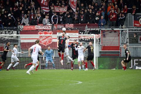 Der SV Wehen Wiesbaden um Ahmet Gürleyen krönt die Aufholjagd gegen den FSV Zwickau.