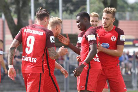SVWW-Jubel in Braunschweig (v. l.): Manuel Schäffler, Patrick Funk, Dreifach-Torschütze Agyemang Diawusie, Robert Andrich und Dominik Nothnagel. Foto: Severing