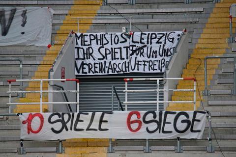 Die FCK Fans rechneten bereits vor: Bei noch sieben offenen Spielen, fehlen weiterhin wohl mindestens vier Siege. Foto: imago/Kleer 