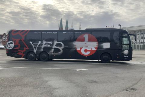 Der besprühte Mannschaftsbus des FCK in Lübeck. Foto: imago
