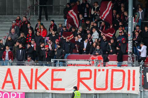 Während sich die SVWW-Fans beim Spiel gegen Zwickau mit einem Banner bei Ex-Trainer Rüdiger Rehm bedankten, steht die Entscheidung über einen Nachfolger kurz bevor. Foto: rscp/Frank Heinen  