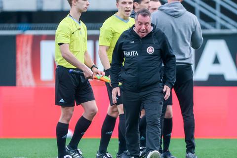 SVWW-Trainer Markus Kauczinski (vorn) lässt seinen Ärger bei den Schiedsrichtern Luft. Die Elfmeterentscheidung gegen sein Team bezeichnet er als "Witz". © rscp/ Frank Heinen