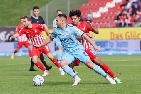 Wiesbadens Sebastian Mrowca (vorne) wird von Zwickaus Johan Gomez verfolgt. Foto: PICTURE POINT / S. Sonntag