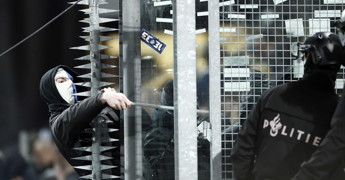 Polizei-r-umt-G-steblock-in-Utrecht-300-Fans-m-ssen-gehen