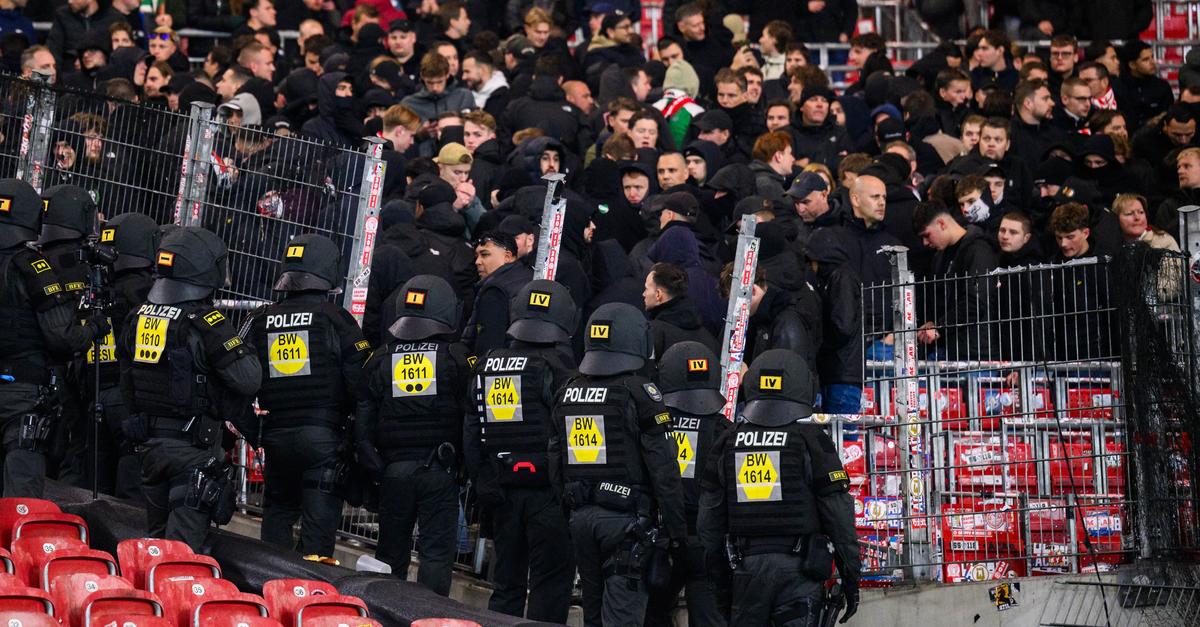 Feyenoord-Fans durchbrechen Zaun bei VfB-Sieg