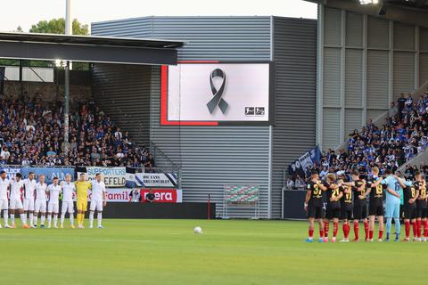 Schweigeminute für den gestorbenen Berliner Jugendfußballer vor dem Relegationsspiel SV Wehen Wiesbaden gegen Arminia Bielefeld.