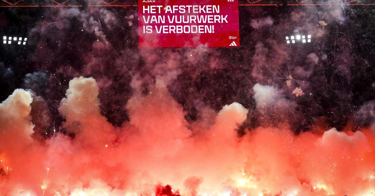 Leuchtraketen-f-r-toten-Fan-erzwingen-Spielabbruch-bei-Ajax