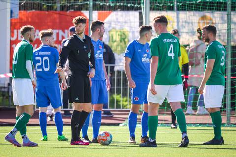 Bezirksliga, Bundesligaprofis als Schiedsrichter, Mainz 05, Anton Stach, Nils Petersen, Nierstein - - Foto: Lukas Görlach / VRM Bild