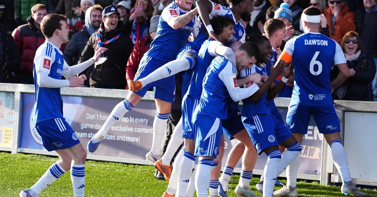 Macclesfield-feiert-Pokalsensation-gegen-Glasner-Club