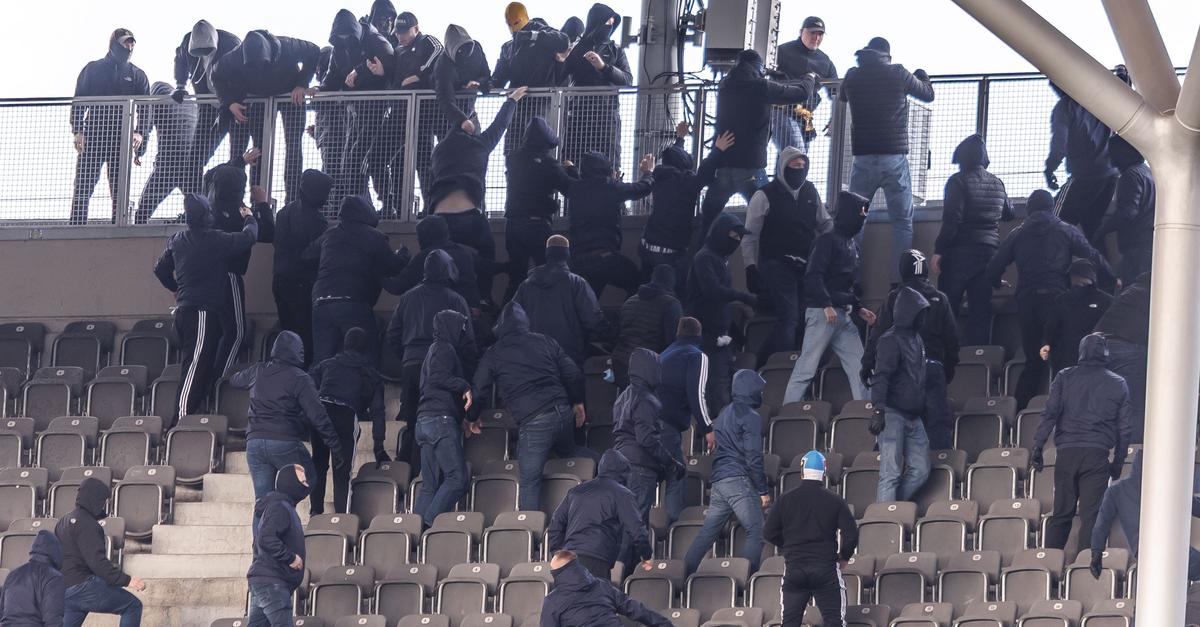 Fans von Hertha und Dynamo gehen im Stadion aufeinander los