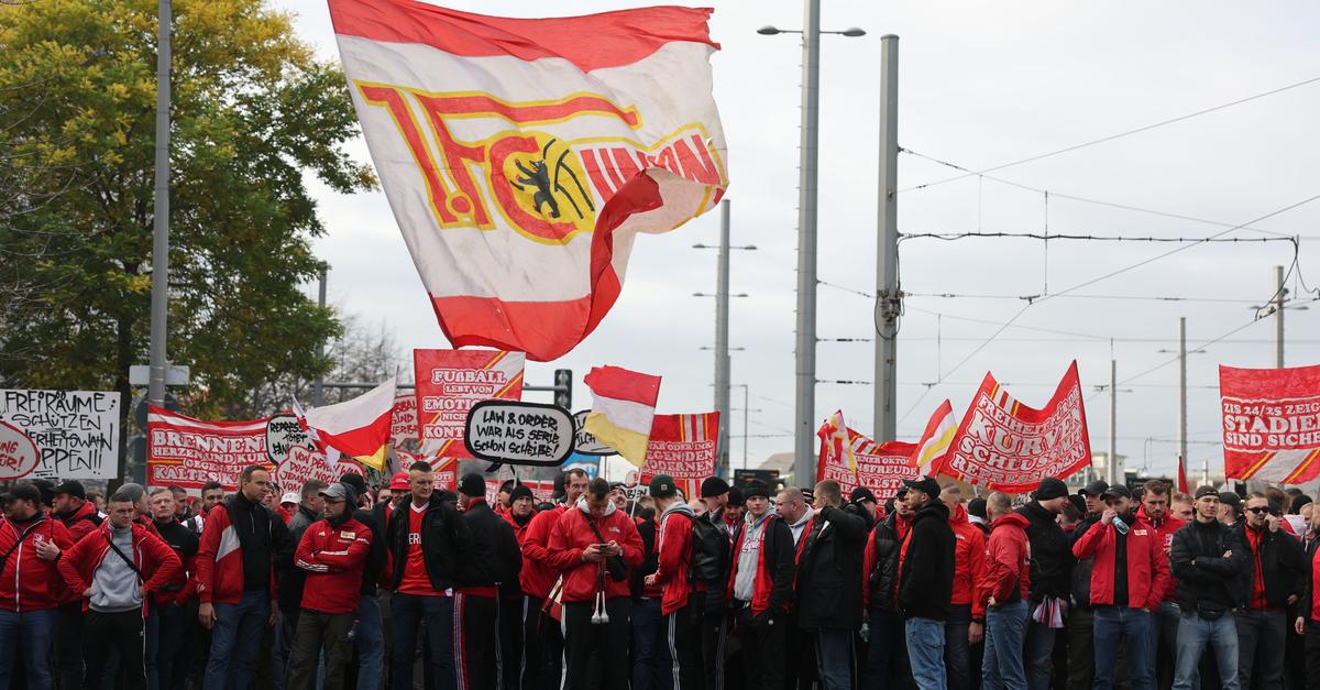 Tisoči nogometnih navijačev v Leipzigu protestirali proti političnim načrtom glede stadionov