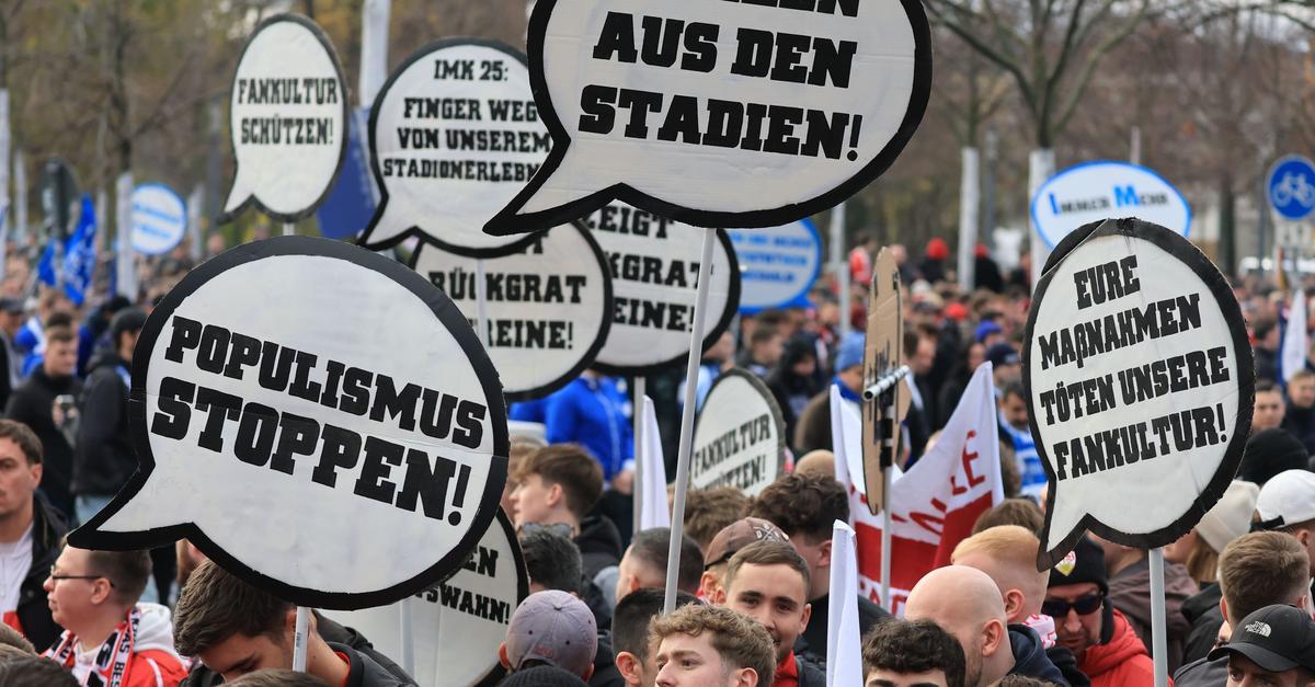 Tausende Fußballfans protestieren gegen Politik-Pläne