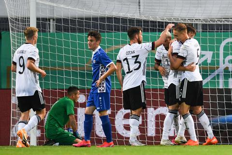 Die deutsche U21 bejubelt einen ihrer Treffer gegen die Republik Moldau in der Brita-Arena.  Foto: dpa
