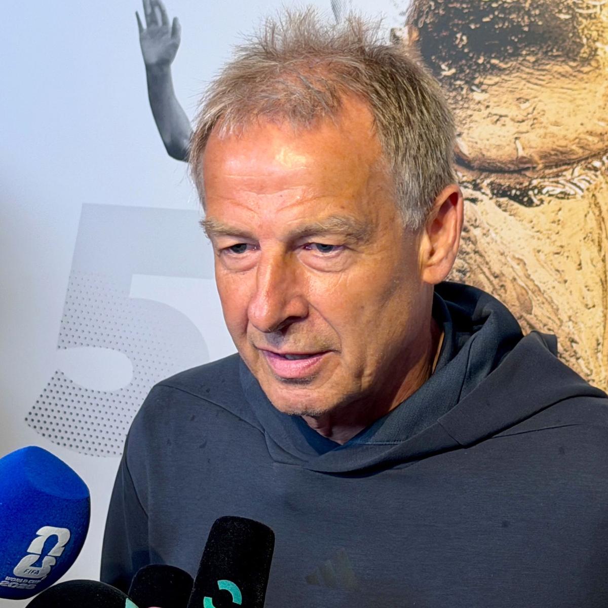 https://img.wiesbadener-kurier.de/sport/fussball/fussball-nationalmannschaft/fdh29d-juergen-klinsmann/alternates/GOOGLE_1200_1_1/juergen%20klinsmann.webp