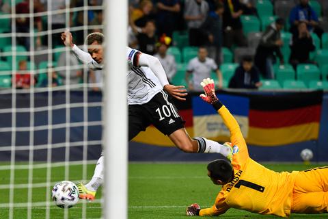 Lukas Nmecha erzielt die 1:0-Führung für die deutsche U21-Nationalmannschaft im Endspiel der Fußball-Europameisterschaft gegen Portugal. Foto: dpa