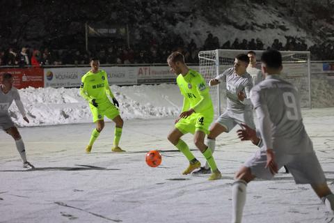 Roter Ball auf weißem Untergrund. Der SVWW (hier am Ball Lucas Brumme) hat im Bergstadion des FSV Dörnberg mit widrigen Bedingungen zu kämpfen.