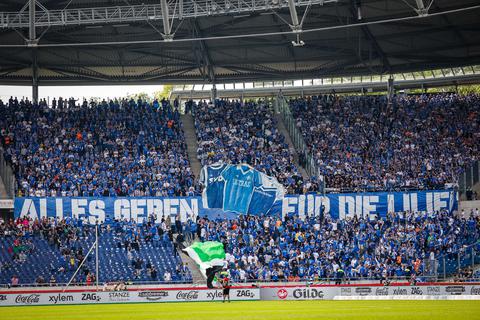 Erwartungsfroh.: Die Lilien-Fans in Hannover. Diesmal soll es klappen.