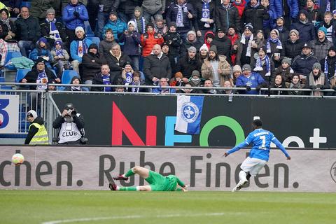 Der passt: Braydon Manu erzielt das 1:0.