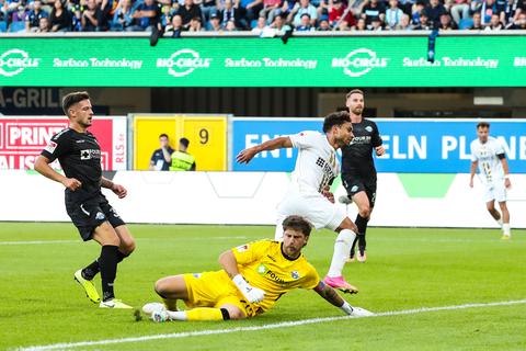 Kianz Froese trifft an Paderborns Keeper Jannik Huth vorbei zum 1:0 für den SV Wehen Wiesbaden.