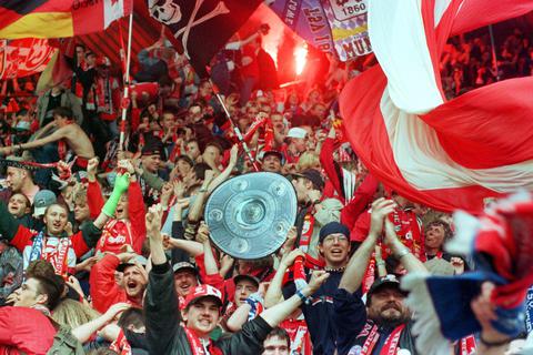 Mit einer Attrappe der Meisterschale feiern die Westkurven-Fans des FCK nach dem Schlusspfiff ihre Mannschaft im Fritz-Walter-Stadion am Betzenberg. 