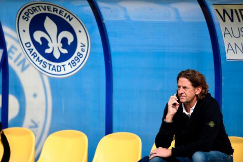 Im Zeichen der Lilie: Carsten Wehlmann hat als Sportlicher Leiter des SV Darmstadt 98 das Ohr häufig am Telefon. Foto: Florian Ulrich 