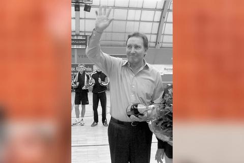 Der „Mister Handball”am Elsässer Platz: Jürgen Scheuer anno 2000 bei einem Abschied von einem seiner vielen Ämter bei der Eintracht.  