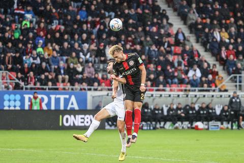 Ein seltener Anblick. Eine volle Tribüne in der Brita-Arena im Hintergrund – festgehalten beim letzten SVWW-Heimspiel gegen Elversberg. Warum nicht mehr davon?