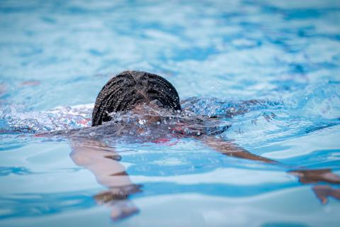 Wichtiger als den Kopf über Wasser zu halten ist es beim Schwimmenlernen, sich nach dem Sprung ins nasse Element mit dem Gesicht auch unter Wasser zu trauen und dabei nicht in Panik zu verfallen. Archivfoto: Sascha Kopp