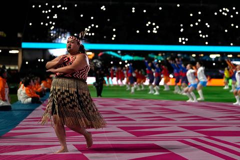 Die indigenen Völker der Gastgeberländer Neuseeland und Australien standen bei der WM-Eröffnungsfeier im Mittelpunkt. Foto: Abbie Parr/AP/dpa