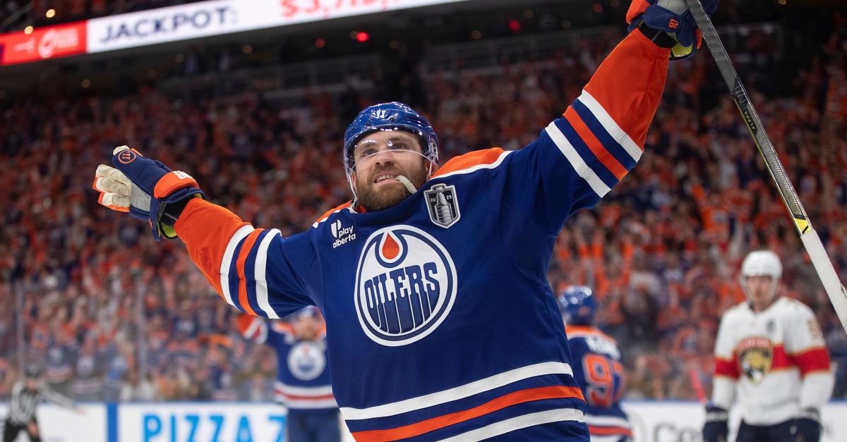 Draisaitl-und-Schmid-Fahnentr-ger-bei-Er-ffnungsfeier