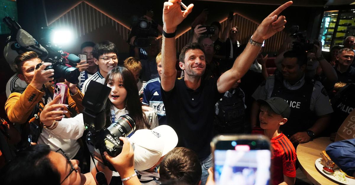 Müller in Vancouver: Häuptling und Fan-Gesänge zur Begrüßung