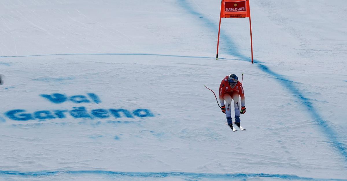 Bei-Nebel-in-Gr-den-Ski-Star-Odermatt-vor-n-chstem-Sieg