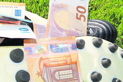 Laut einer Studie werden bundesweit jährlich über eine Milliarde Euro an Amateurfußballer ausgezahlt. Rund die Hälfte davon unversteuert. Foto: AdobeStock