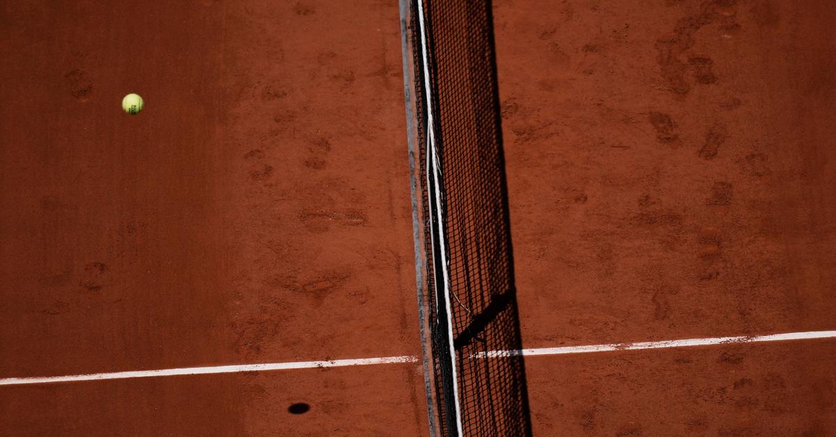 Bizarrer-Auftritt-im-Tennis-Verband-gibt-Fehler-zu