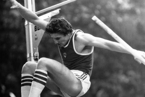 Geschafft: Sergej Bubka, hier im Trikot der UdSSR, überquert 1985 als erster Stabhochspringer die sechs Meter. Archivfoto: imago