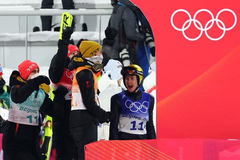 Mit insgesamt drei Medaillen (1x Silber, 2x Bronze) beendet das deutsche Skisprungteam die Olympischen Spiele in Peking. 