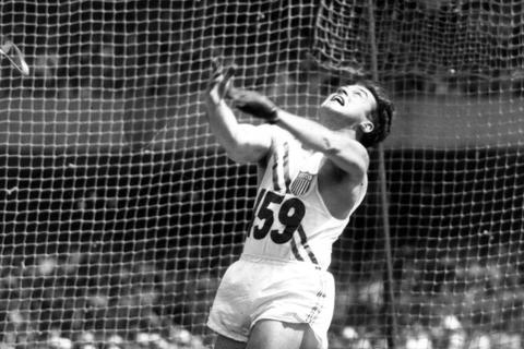„Hal“ Connolly bei seinem Olympiasieg – vier Jahre später  wirft er 70,33 Meter.Archivfoto: imago