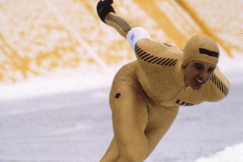 Auch ein bisschen Schneefall können US-Eisschnellläufer Eric Heiden auf dem Weg zu seinen fünf Olympia-Titeln nicht aufhalten. Archivfoto: imago