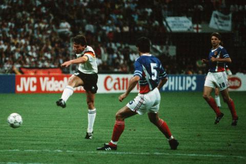 Ein Tor für die Ewigkeit: Lothar Matthäus (links) zieht ab - und trifft bei der WM 1990 zum 1:0 gegen Jugoslawien. Archivfoto: imago