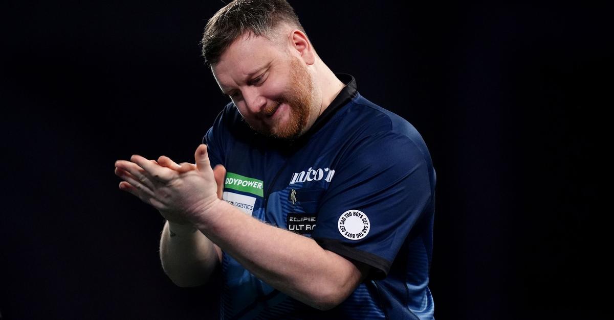 Wie-ein-Boxer-Darts-Profi-pr-gelt-bei-WM-auf-den-Tisch-ein