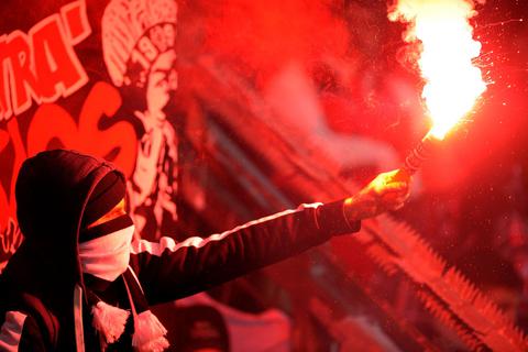 An der Frage von Pyrotechnik im Stadion scheiden sich die Geister.  Archivfoto: dpa