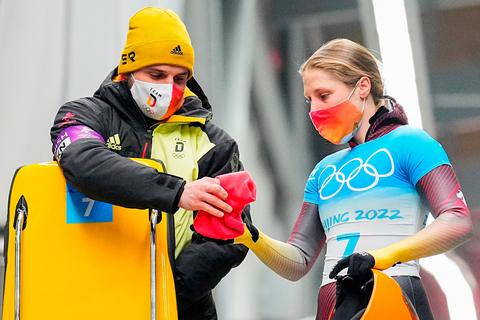Verpassten bei den Olympischen Spielen in Peking eine Medaille: Tina Hermann aus Mittelhessen und ihr Trainer.  Foto: Michael Kappeler/dpa 
