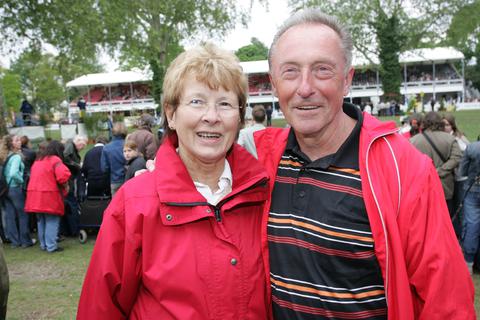 Sie hatten sich einst beim Handball kennengelernt. Annemarie und Dietmar Ritter, hier bei einem Besuch beim Pfingstturnier in Biebrich. 