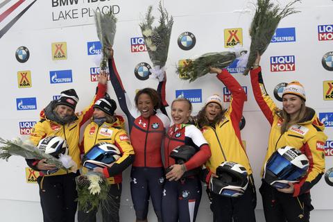 Die Wiesbadenerinnen Kim Kalicki (rechts) und Vanessa Mark (Zweite von rechts) bei der Siegerehrung in Lake Placid. Foto: dpa