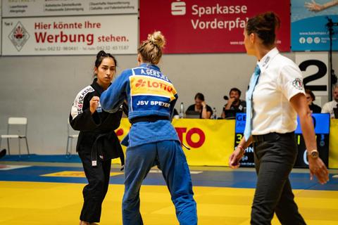 Beim Final Four in Speyer mit dem JC Wiesbaden im Halbfinale unterlegen, aber am Ende stolze Bronzemedaillengewinnerin bei der DM-Endrunde mit ihrem Verein: Anja Schneider (links).