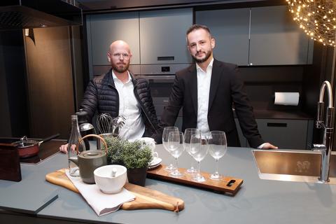 XXXL-Vorteile: Fortan ermöglichen die XXXLutz Möbelhäuser (rechts Michael Stenzel, Gesamtleiter „Küchenberatung Zuhause“; links Matthias Göstl, Verkaufsleitung „Küchenberatung Zuhause“) die kostenfreie Küchenberatung und -planung ganz bequemt beim Kunden vor Ort, das spart nicht nur Zeit, sondern ermöglicht eine noch individuellere Vorgehensweise.