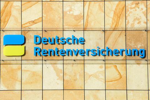 Hinterbliebene müssen Witwen- oder Witwerrente bei der Deutschen Rentenversicherung beantragen. Foto: dpa