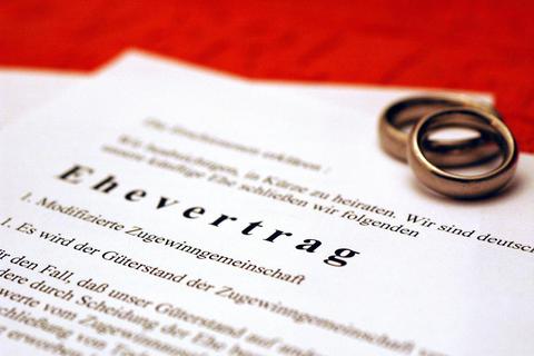 Eheleute können zum Versorgungsausgleich auch eine eigene Vereinbarung unterzeichnen. Foto: dpa